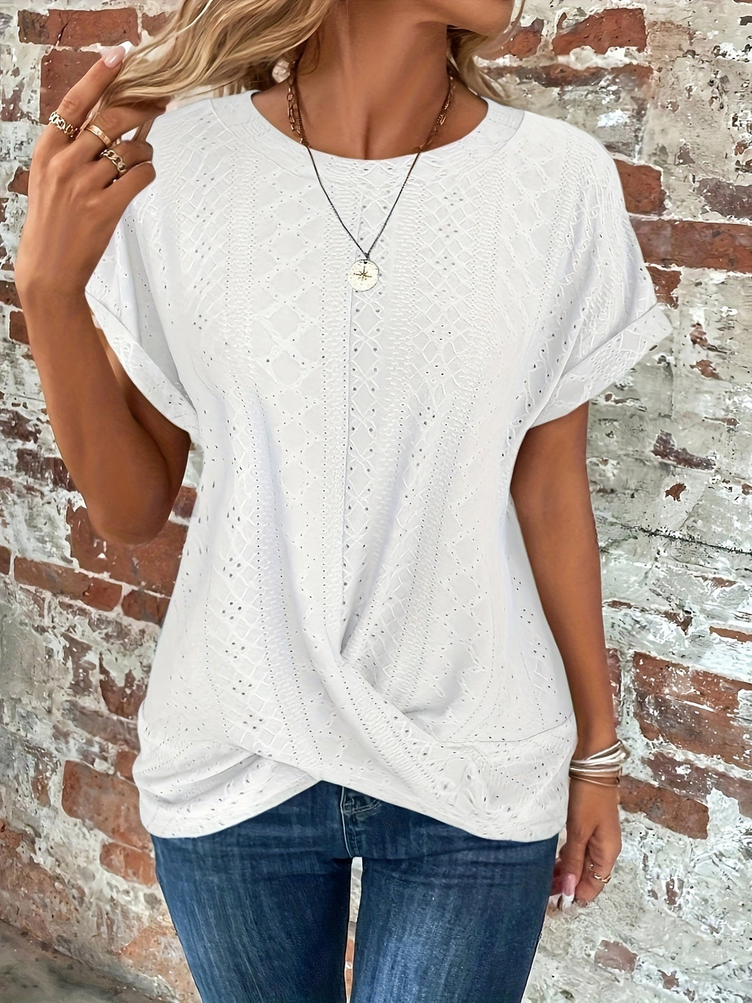 Carlie | Bequemes T-Shirt mit gedrehtem Saum